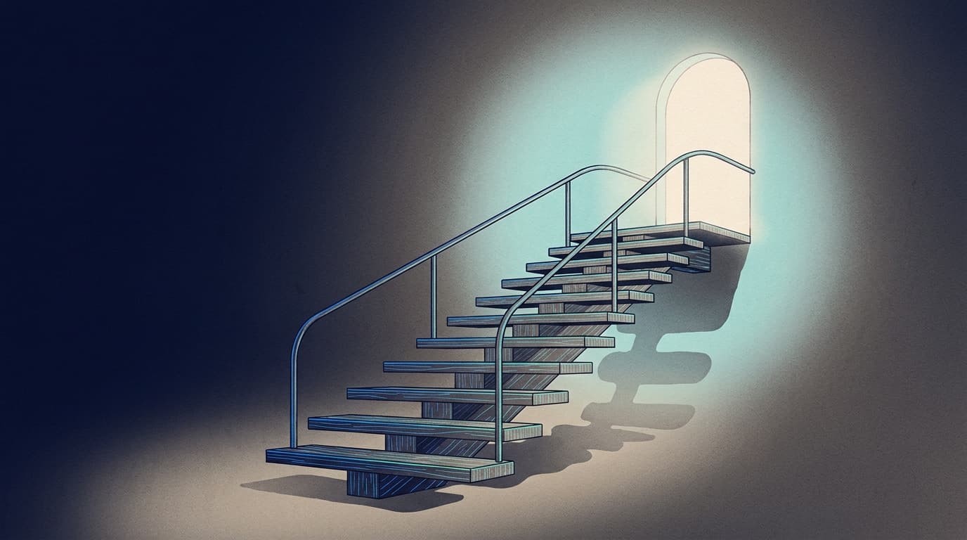Un escalier en bois vu de côté, chaque marche un peu plus éclairée que la précédente