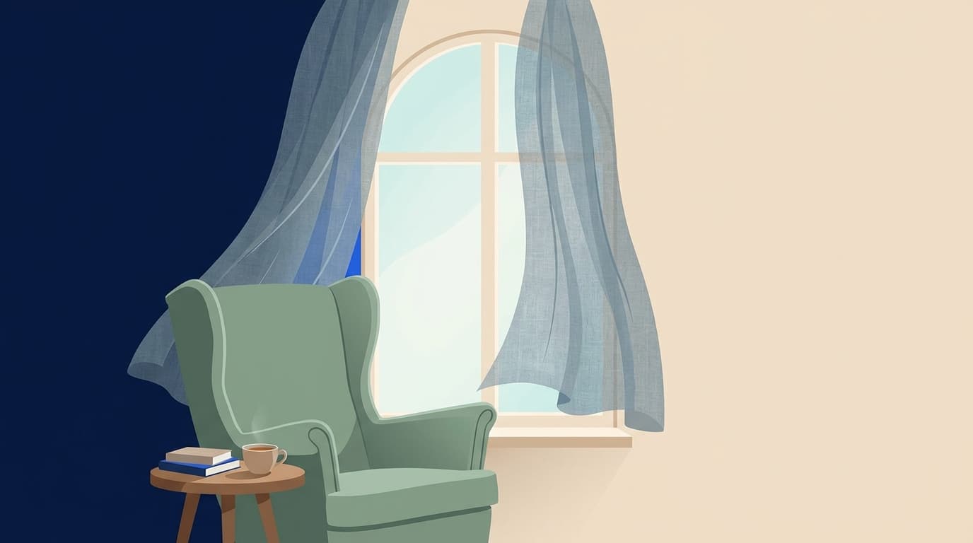 Ein ruhiger Sessel am Fenster mit einer Tasse Tee, weiches Morgenlicht