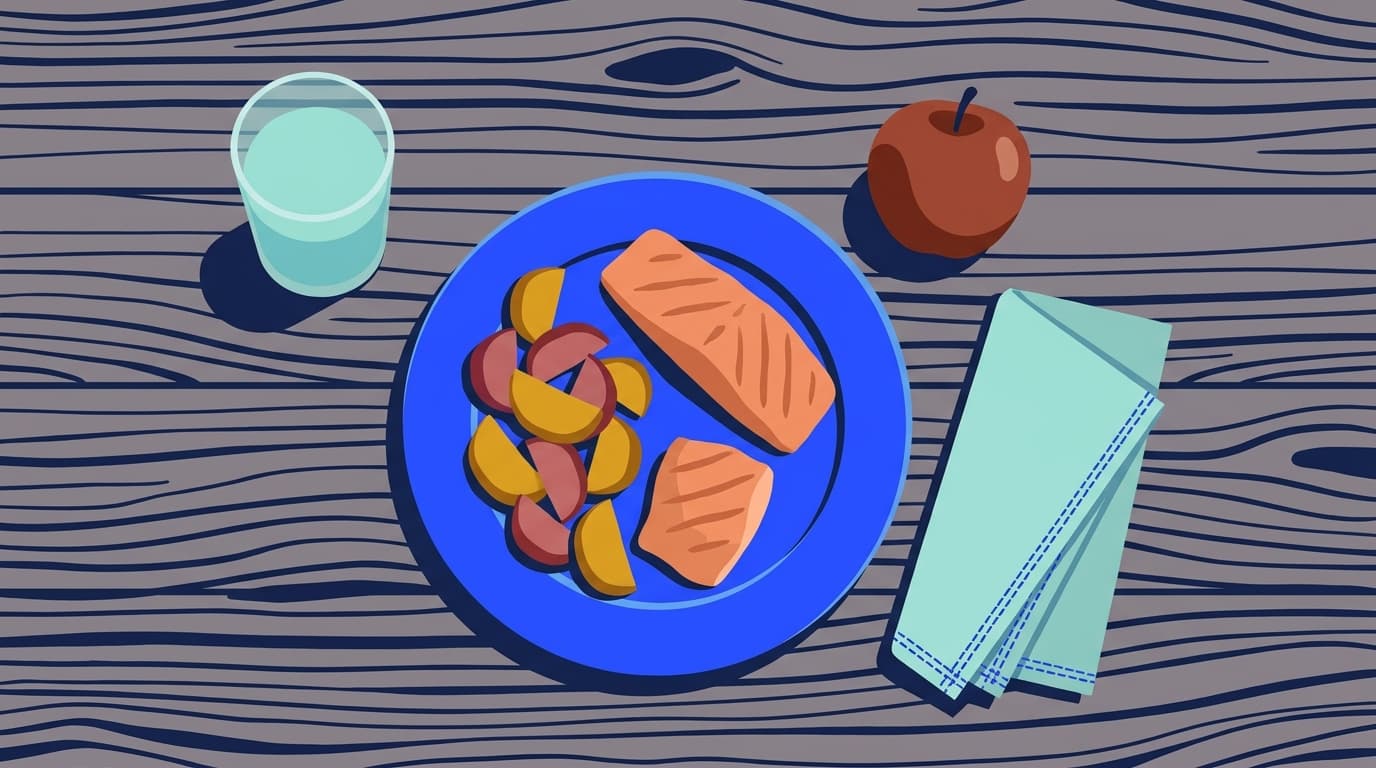 Une assiette simple, un verre d'eau et une pomme sur une table en bois, vus de dessus