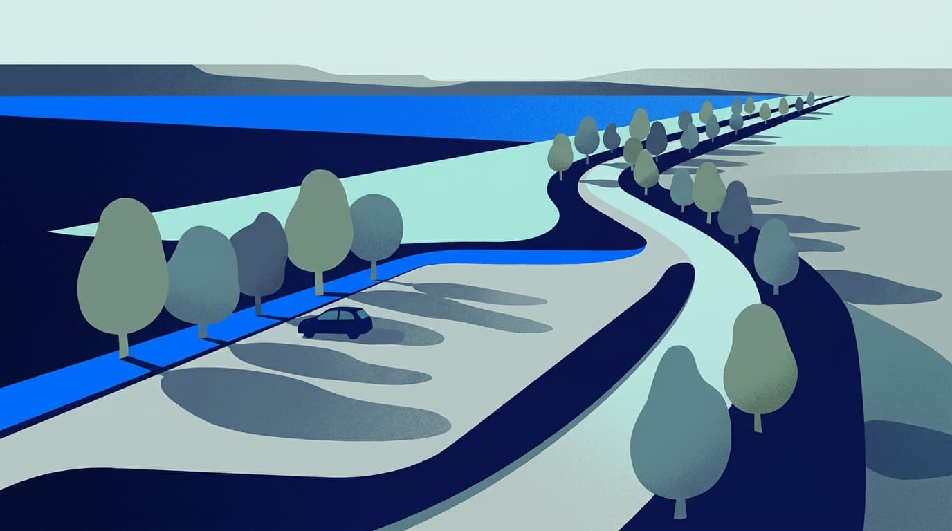 Vue d'une aire d'autoroute au calme, une voiture arrêtée et un chemin bordé d'arbres